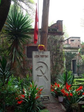 Trotsky's ashes lie beneath a monument in the garden of the house in Coyoacán. In the background, the guard house on the walls that failed to protect him. Photo credit: Museo Léon Trotsky.